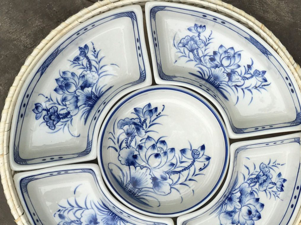 Khay mứt mây vẽ hoa sen men lam 2