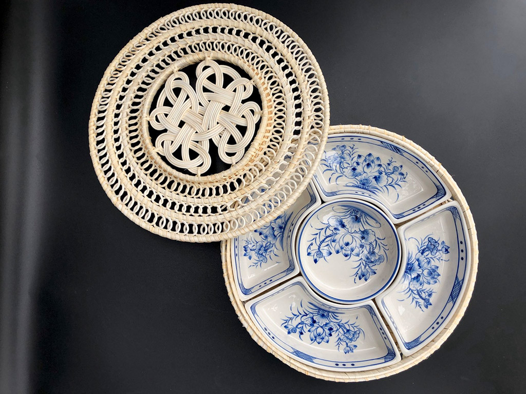 Khay mứt mây vẽ hoa sen men lam 1