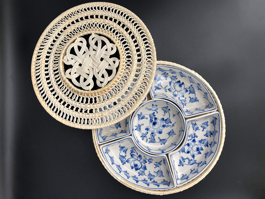 Khay mứt mây vẽ hoa sen dây xanh 1