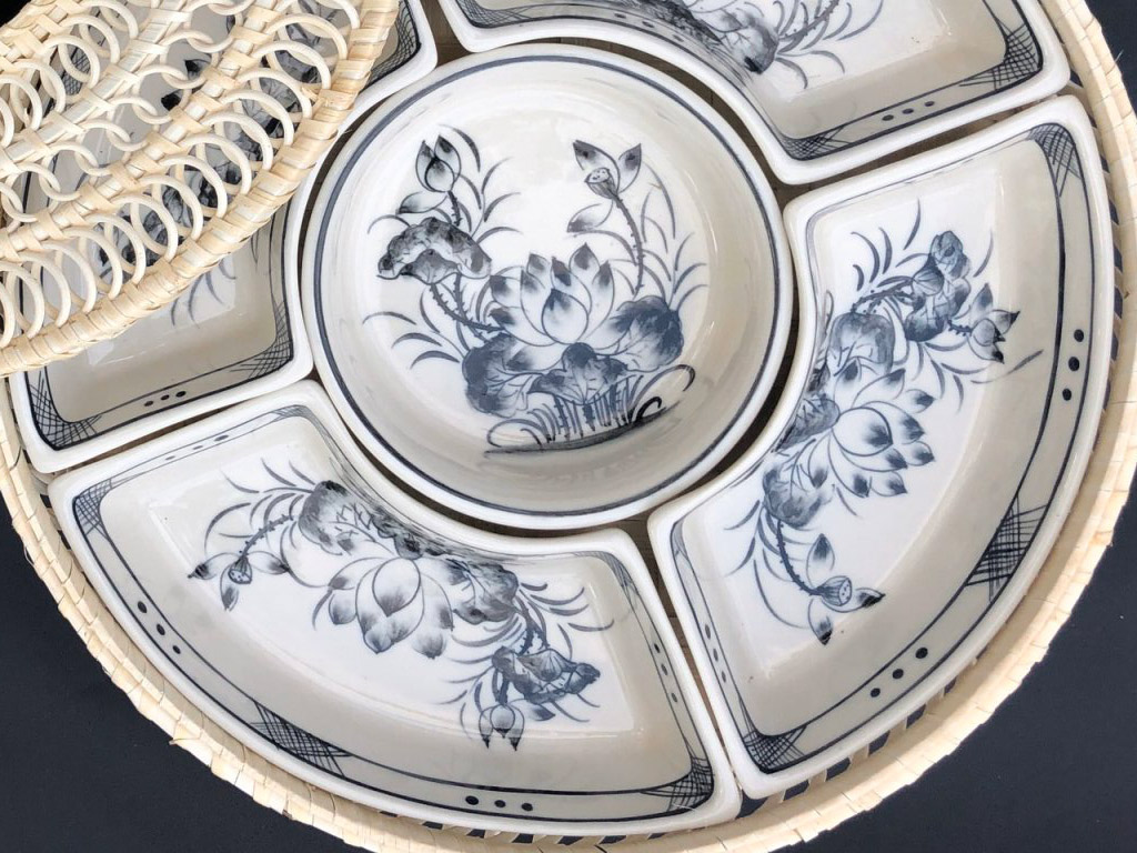 Khay mứt mây vẽ hoa sen cành màu tràm 2