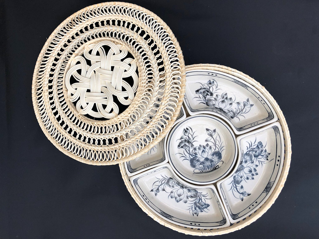 Khay mứt mây vẽ hoa sen cành màu tràm 1