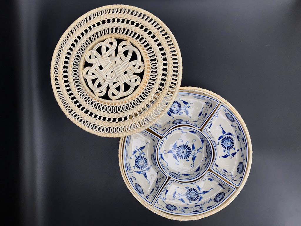 Khay mứt mây vẽ hoa đồng tiền màu xanh 1