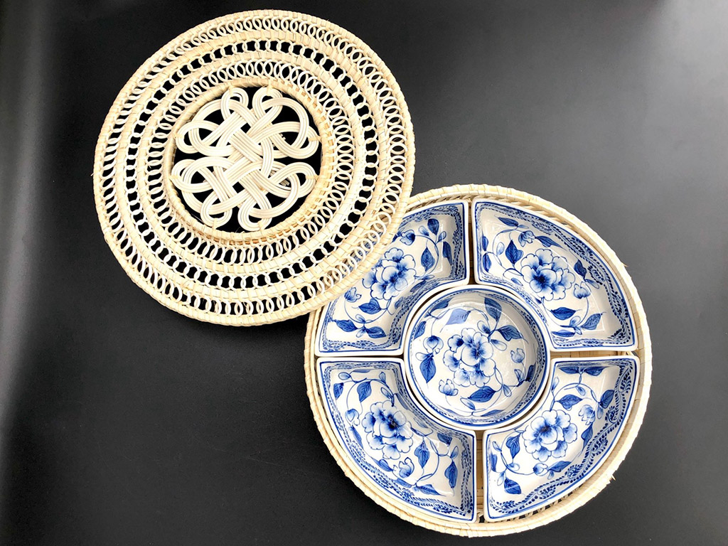 Khay mứt mây vẽ hoa phù dung dây màu xanh 1