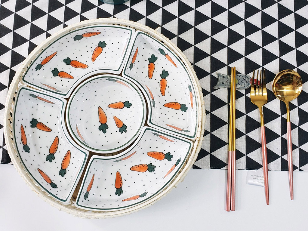 Khay mứt mây vẽ carrot trắng 1