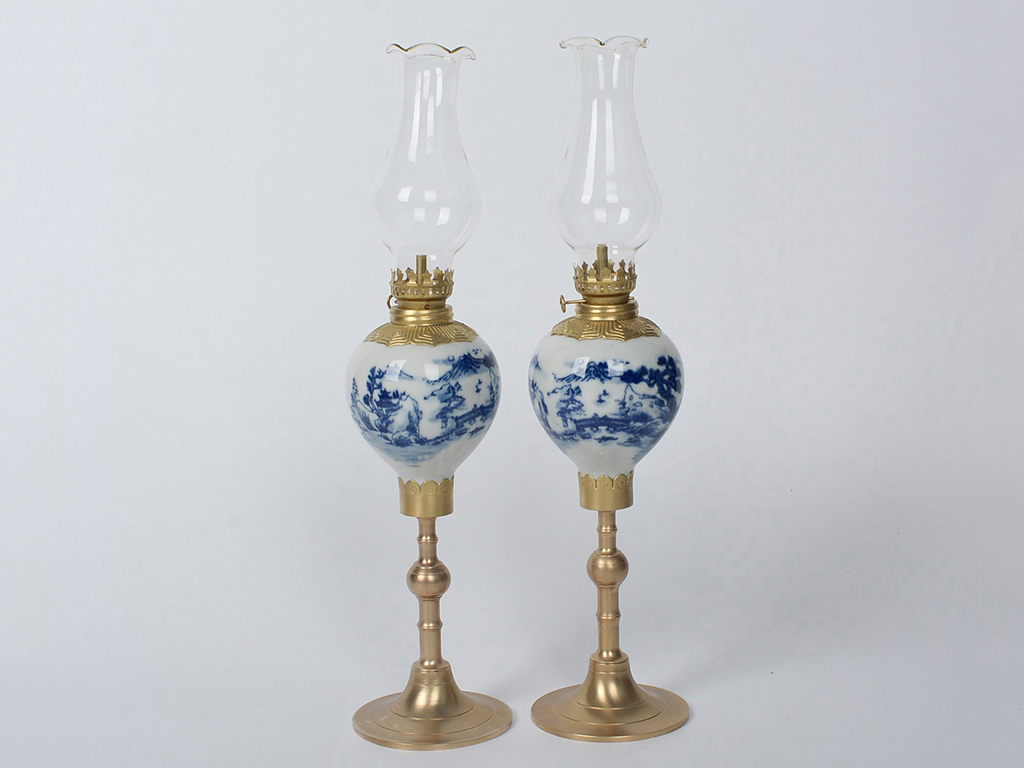 Đèn dầu men lam vẽ sơn thủy dáng quả lê to 1