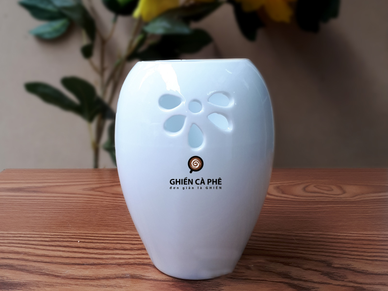 Lọ hoa sứ men trắng in logo dáng xoài cua S3 1