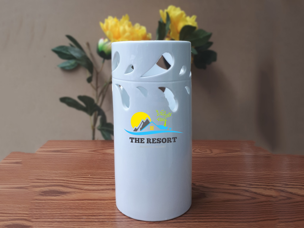 Lọ hoa sứ men trắng in logo dáng trụ trai S2 1