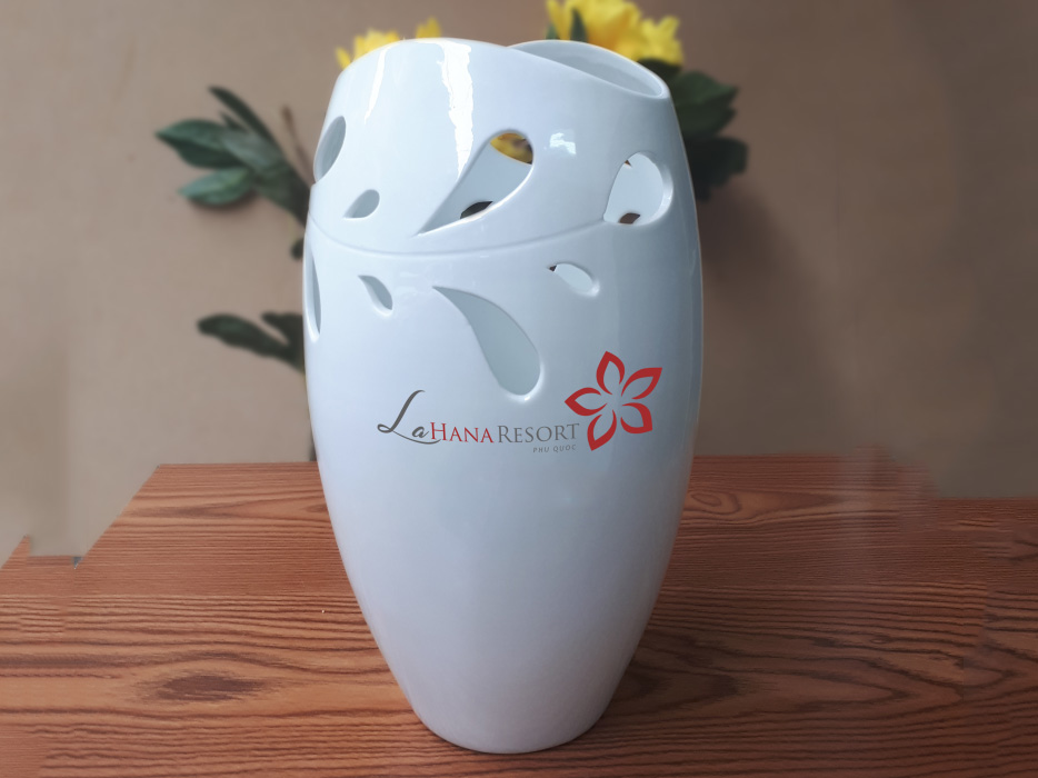 Lọ hoa sứ men trắng in logo dáng miệng cá S1 1
