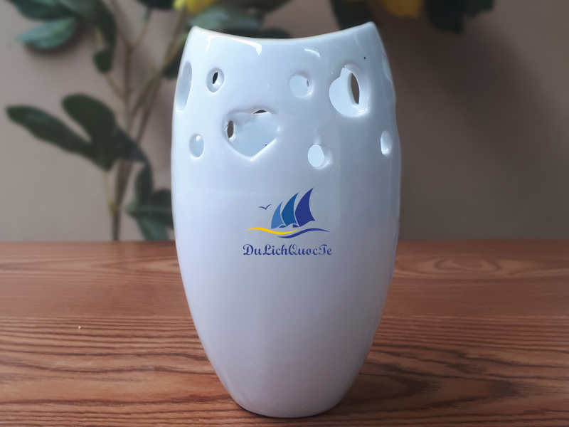 Lọ hoa sứ men trắng in logo dáng miệng cá S5 1