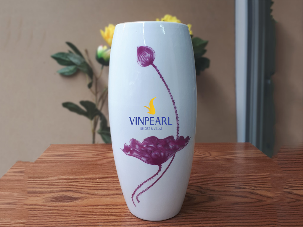 Lọ hoa sứ men trắng in logo dáng boom vẽ sen S2 1