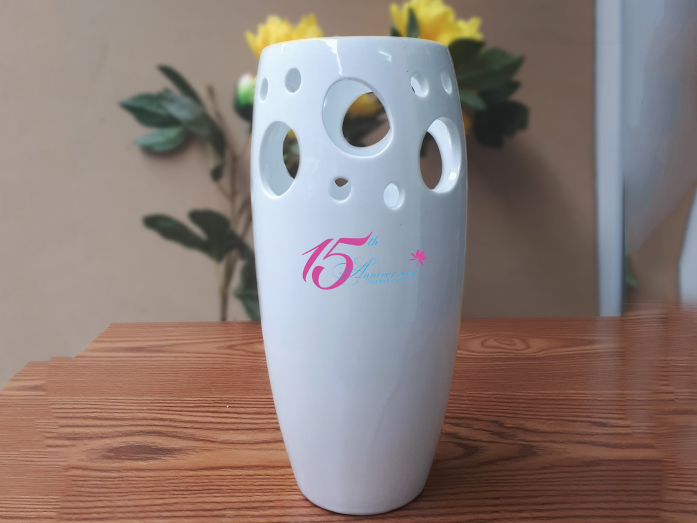 Lọ hoa sứ men trắng in logo dáng boom S3 1