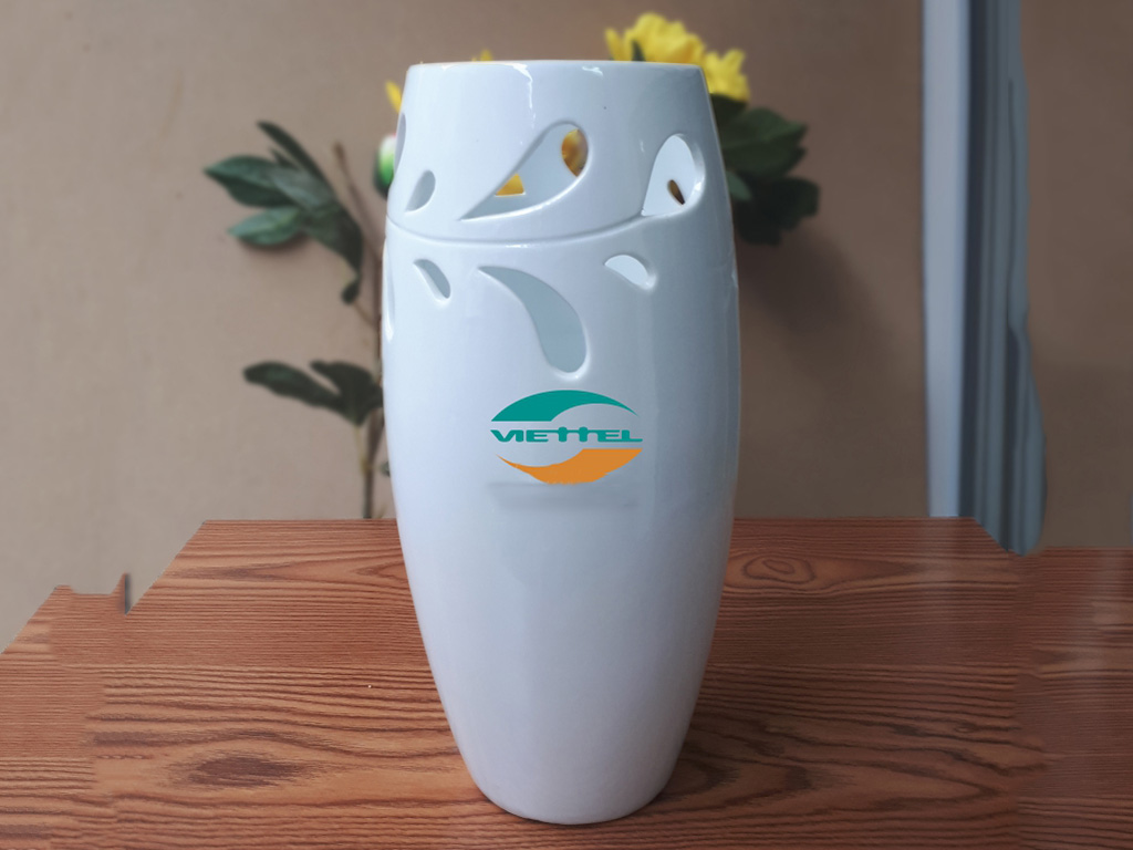 Lọ hoa sứ men trắng in logo dáng boom S1 1
