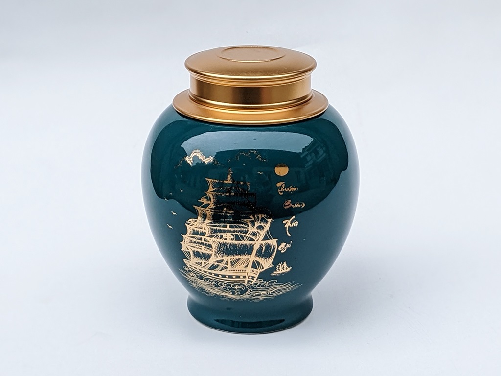 Hộp đựng chè xanh ngọc vẽ vàng Thuận Buồm Xuôi Gió 1