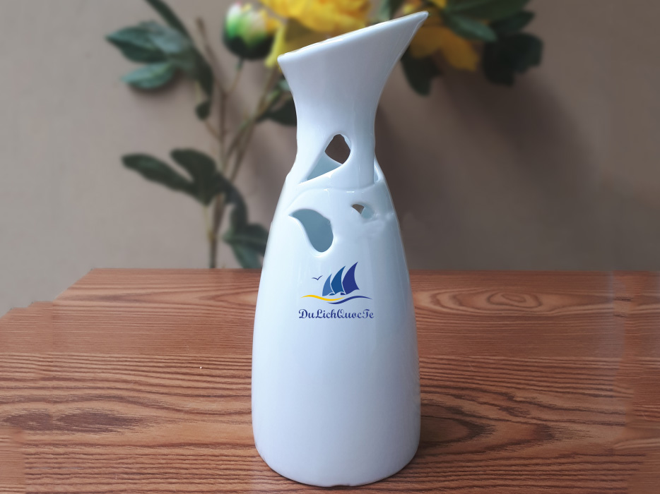 Lọ hoa sứ men trắng in logo dáng chai vát S1 1