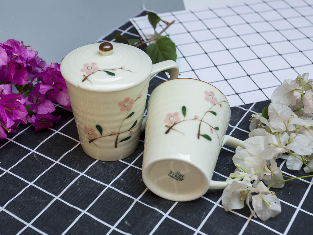 Cốc sứ có nắp đậy uống nước vẽ hoa đào 1