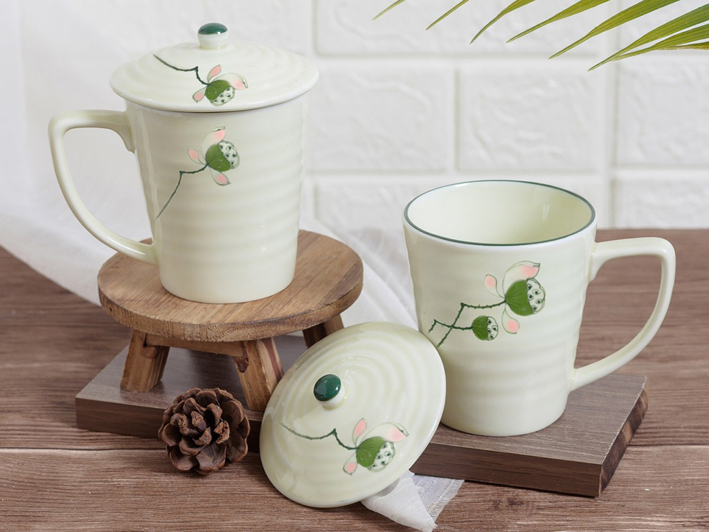 Cốc sứ có nắp đậy uống nước vẽ nhụy sen 1