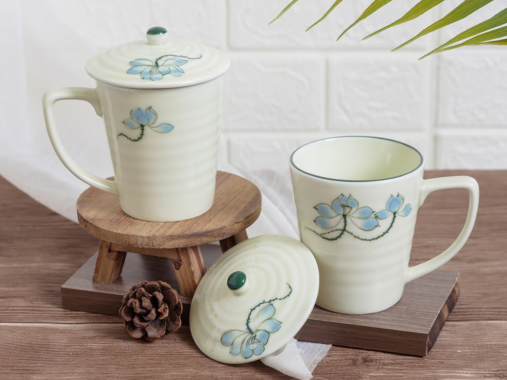 Combo 2 cốc sứ có nắp đậy uống nước vẽ hoa sen xanh 1