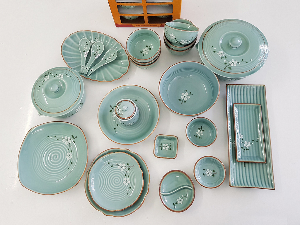 Bộ b&aacute;t đĩa Bát Tràng men lam ngọc vẽ hoa Anh Đ&agrave;o trắng 24 sản phẩm