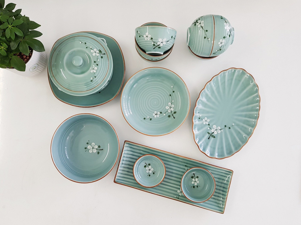 Bộ b&aacute;t đĩa Bát Tràng men lam ngọc vẽ hoa Anh Đ&agrave;o trắng 14 sản phẩm