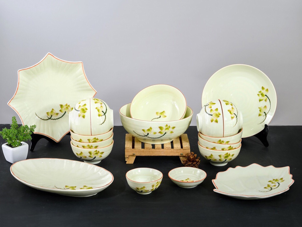 Bộ bát đĩa Bát Tràng men kem vẽ sen vàng 10 người ăn 1
