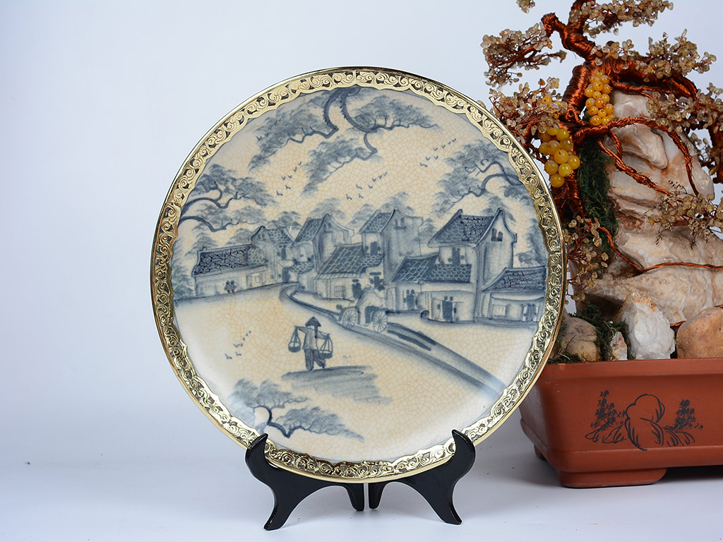 Đĩa cảnh trang trí men rạn bọc đồng vẽ Phố cổ 35cm 1