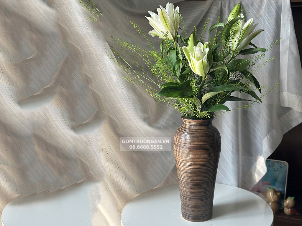 Lọ hoa gốm nâu mộc đùi dế cắm hoa ly, dơn sang trọng 2