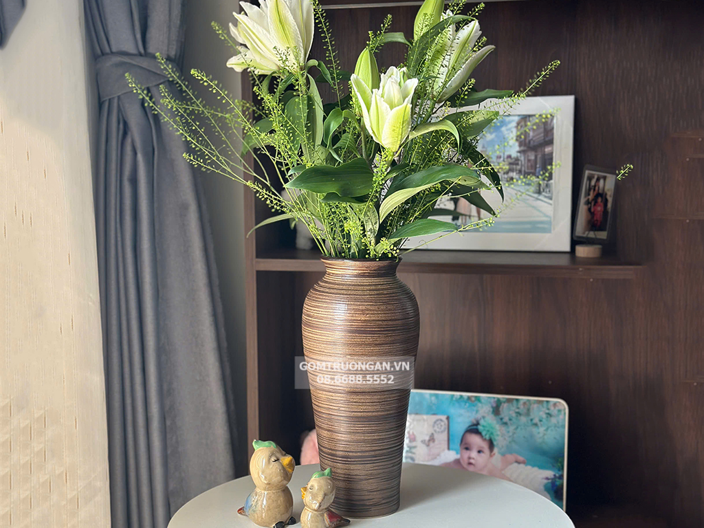 Lọ hoa gốm nâu mộc đùi dế cắm hoa ly, dơn sang trọng 3