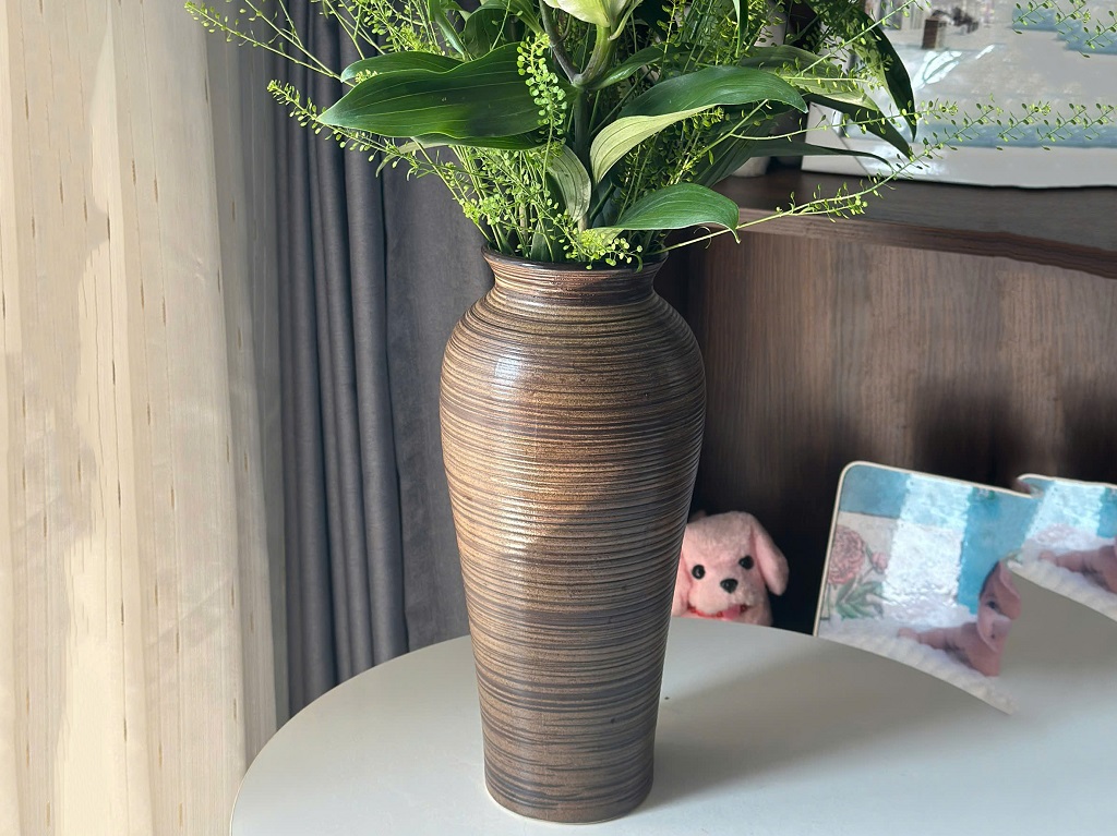 Lọ hoa gốm nâu mộc đùi dế cắm hoa ly, dơn sang trọng 4