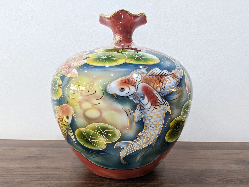 B&igrave;nh h&uacute;t t&agrave;i lộc vẽ hoa sen v&agrave;ng