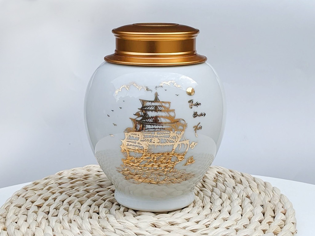 Hộp đựng chè trắng vẽ vàng Thuận Buồm Xuôi Gió 1