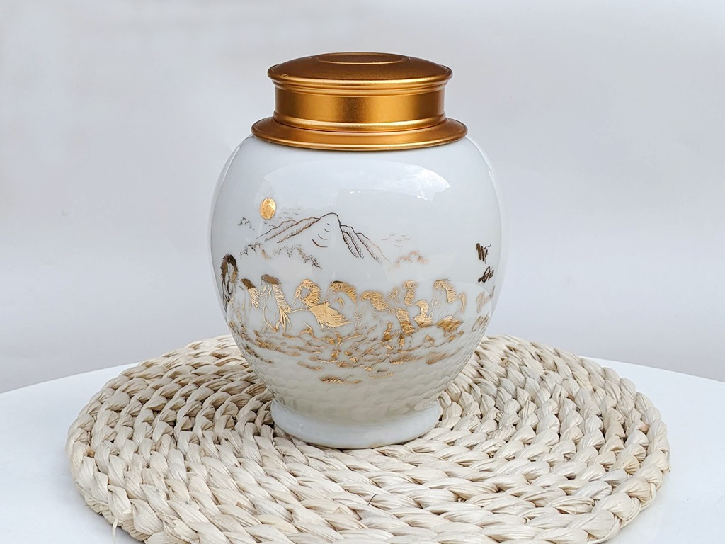 Hộp đựng chè trắng vẽ vàng Mã Đáo Thành Công 1