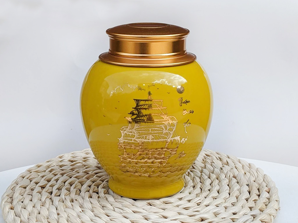 Hộp đựng chè màu vàng vẽ vàng Thuận Buồm Xuôi Gió 1