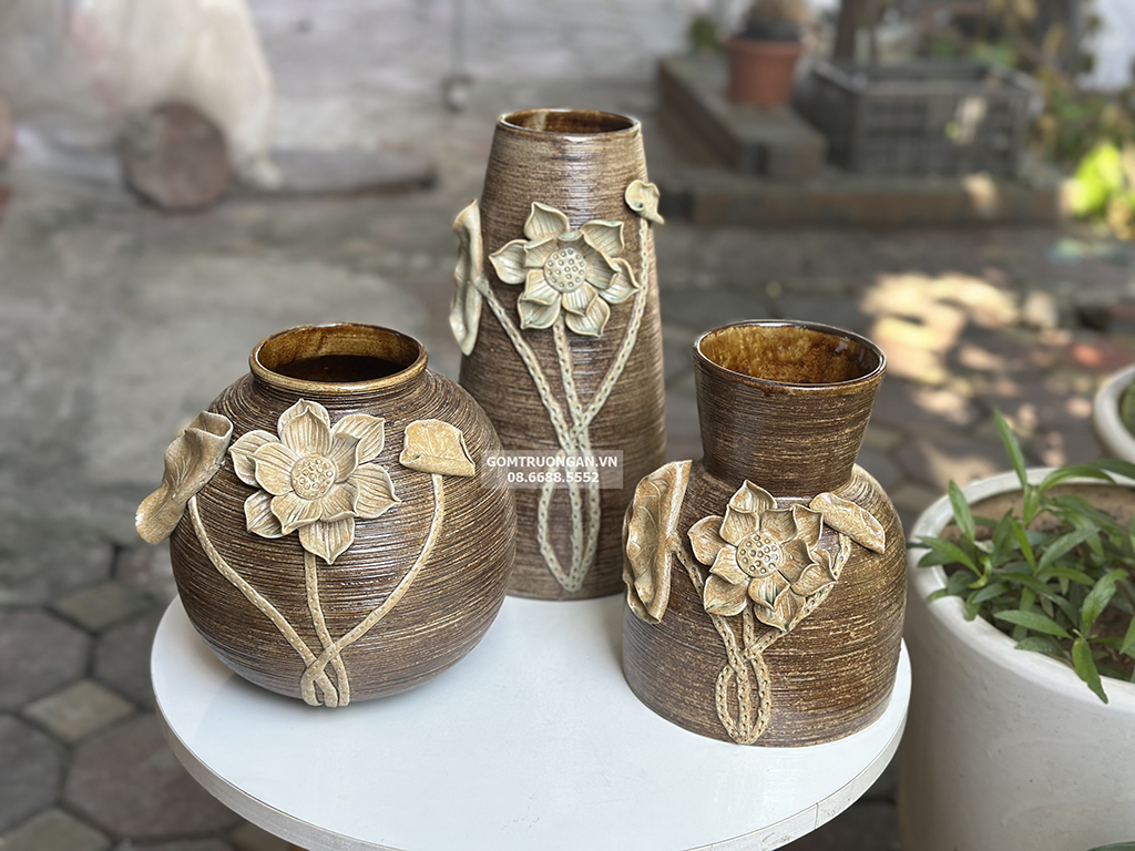 Lọ dáng vò tròn đắp nổi hoa sen gốm mộc sang trọng, tinh tế 8