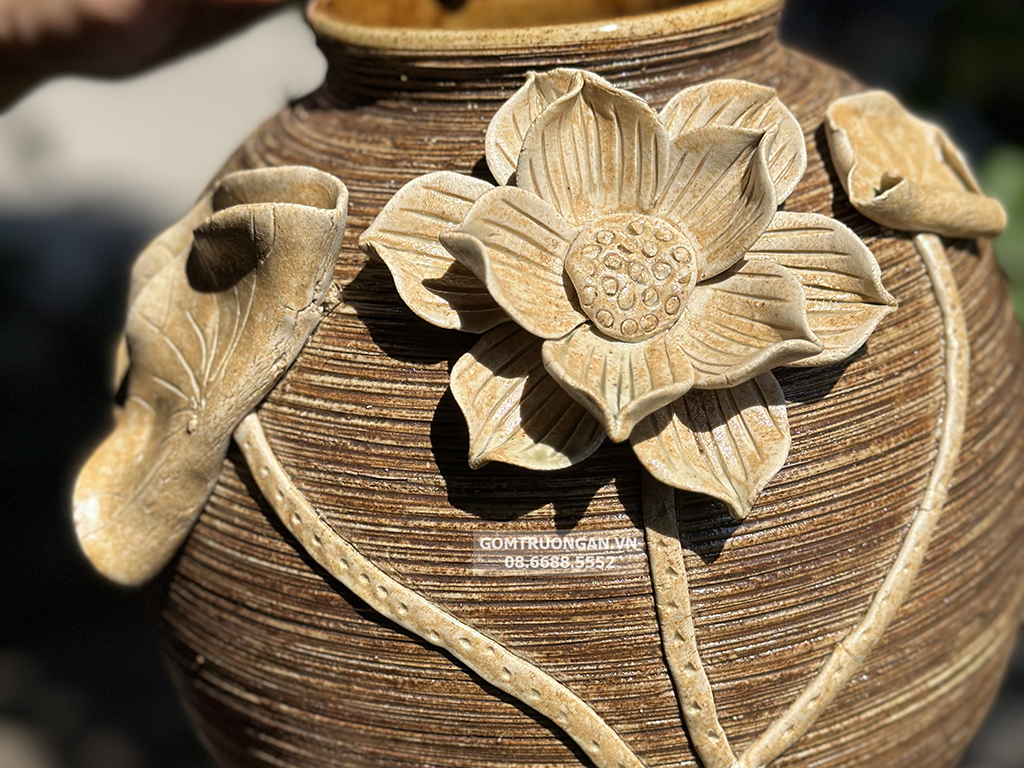 Lọ dáng vò tròn đắp nổi hoa sen gốm mộc sang trọng, tinh tế 2