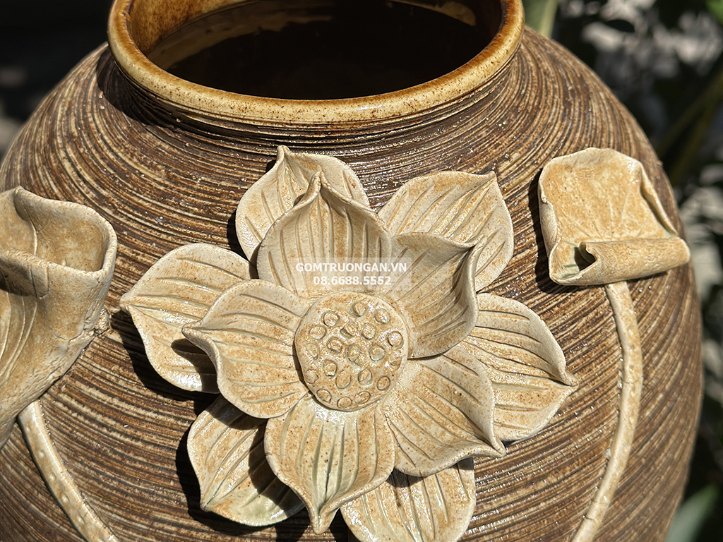 Lọ dáng vò tròn đắp nổi hoa sen gốm mộc sang trọng, tinh tế 3