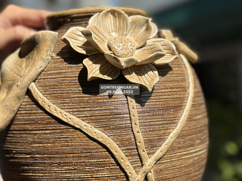 Lọ dáng vò tròn đắp nổi hoa sen gốm mộc sang trọng, tinh tế 4