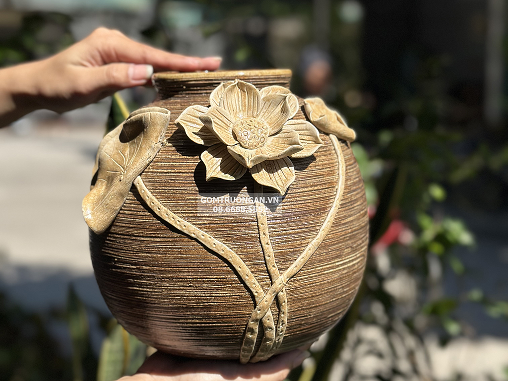 Lọ dáng vò tròn đắp nổi hoa sen gốm mộc sang trọng, tinh tế 1