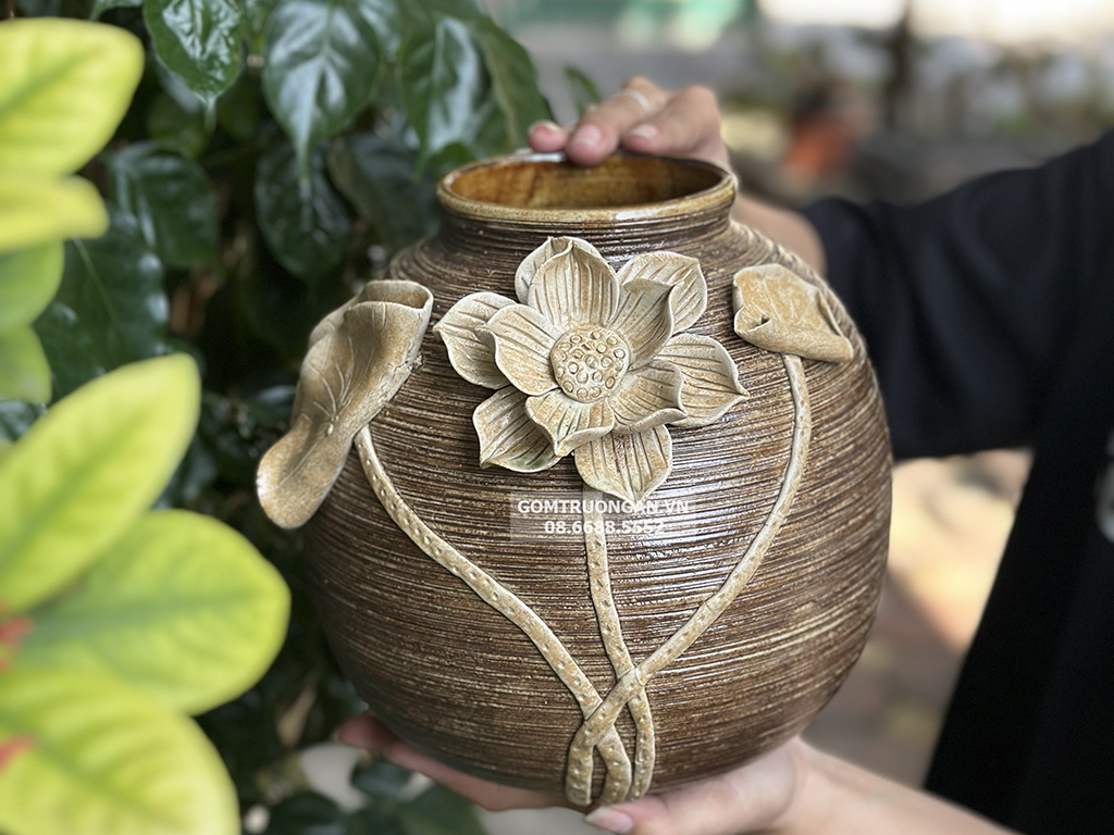 Lọ dáng vò tròn đắp nổi hoa sen gốm mộc sang trọng, tinh tế 5