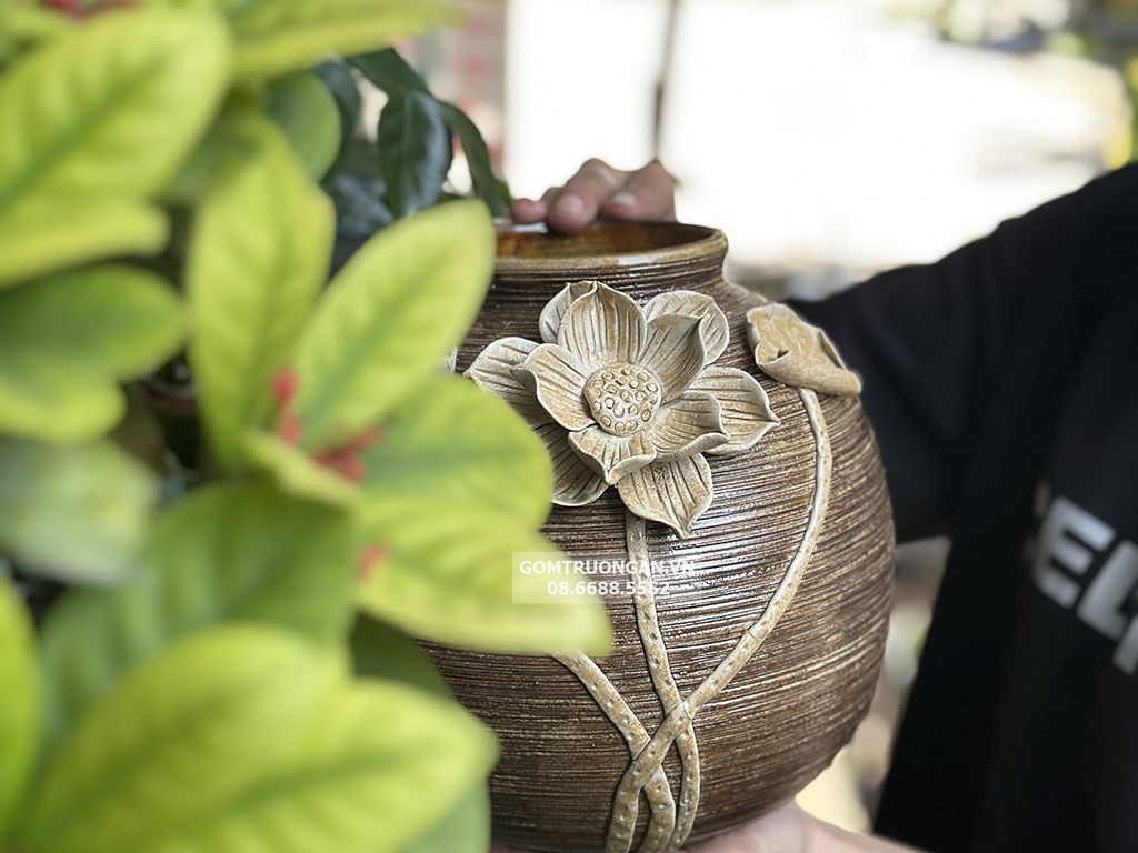 Lọ dáng vò tròn đắp nổi hoa sen gốm mộc sang trọng, tinh tế 6