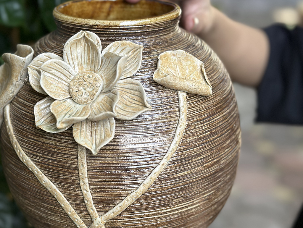 Lọ dáng vò tròn đắp nổi hoa sen gốm mộc sang trọng, tinh tế 7