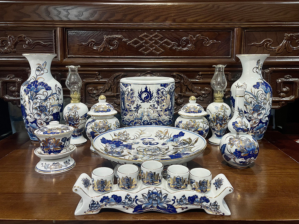 Bộ đồ thờ Bát Tràng vẽ vàng 24k Trường An ban thờ gia tiên 1