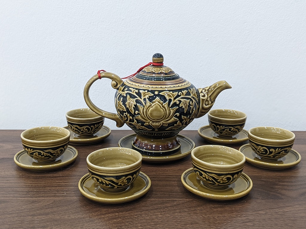 Bộ ấm ch&eacute;n uống tr&agrave; khắc nổi hoa cổ d&aacute;ng cao