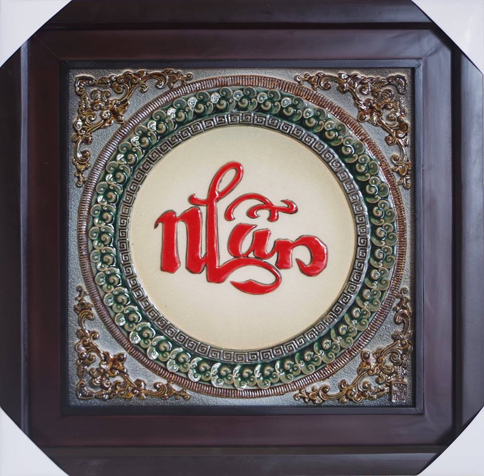 Tranh sứ đắp nổi chữ Nhẫn khung gỗ th&ocirc;ng