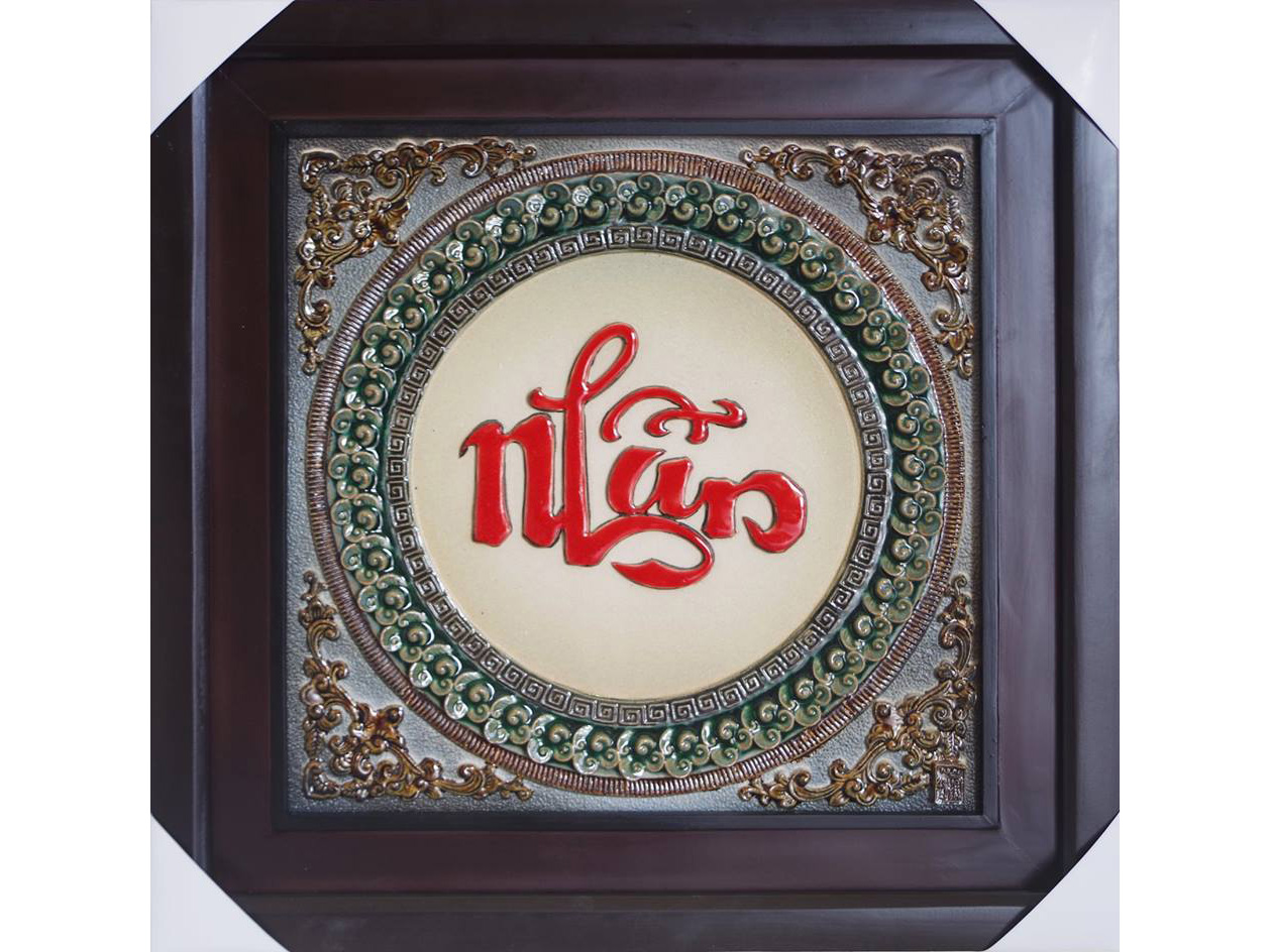 Tranh sứ đắp nổi chữ Nhẫn khung gỗ thông 1