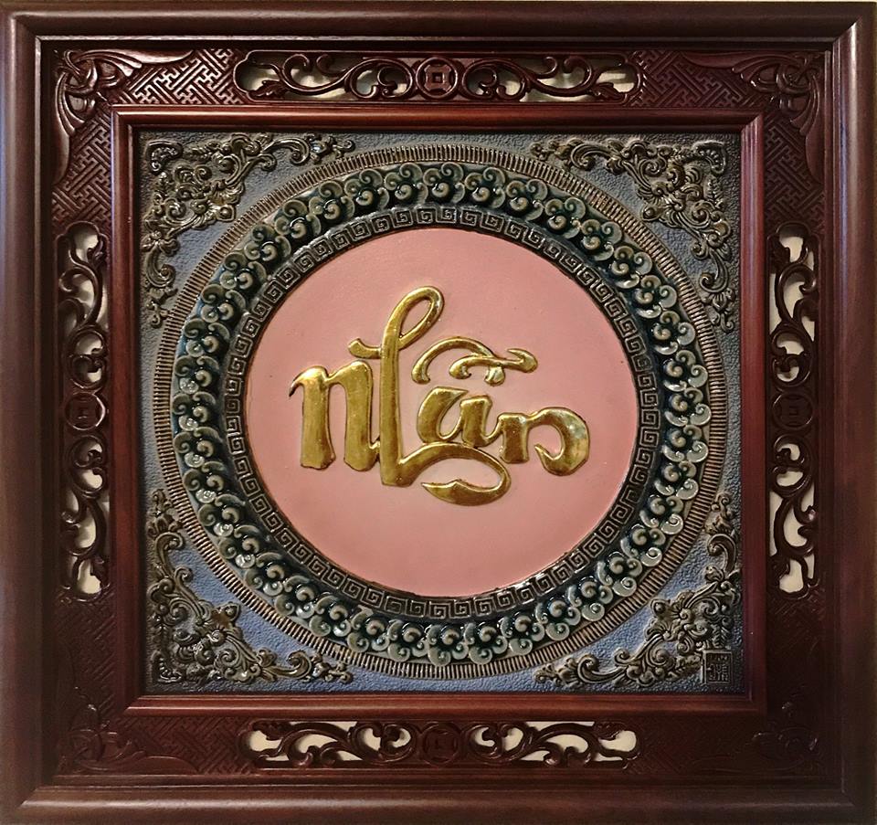 Tranh sứ đắp nổi chữ Nhẫn d&aacute;t v&agrave;ng