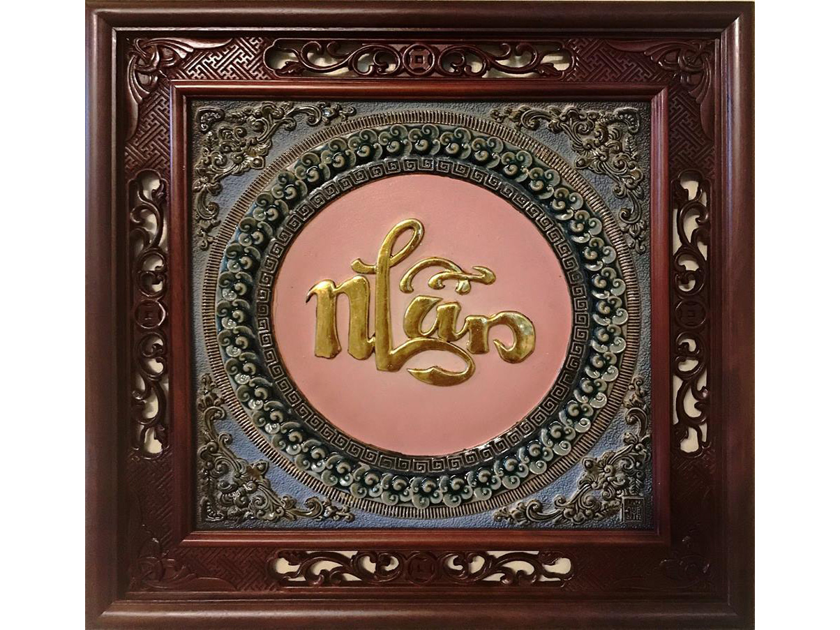 Tranh sứ đắp nổi chữ Nhẫn dát vàng 1