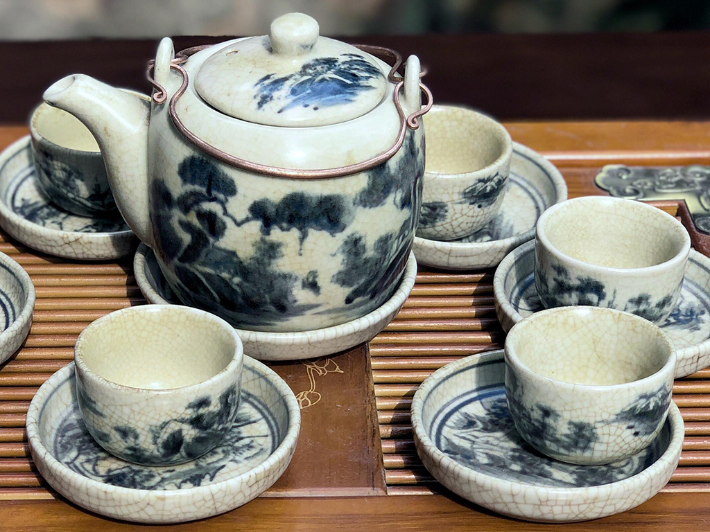 Ấm ch&eacute;n men rạn vẽ sơn thủy