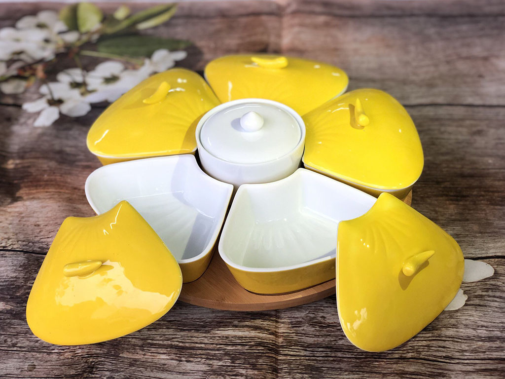 Khay mứt sứ men vàng 5 cánh đế gỗ 2