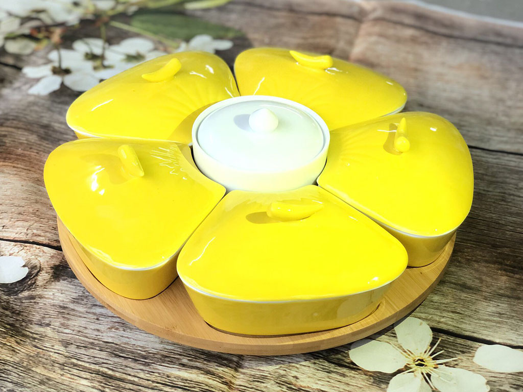 Khay mứt sứ men vàng 5 cánh đế gỗ 1