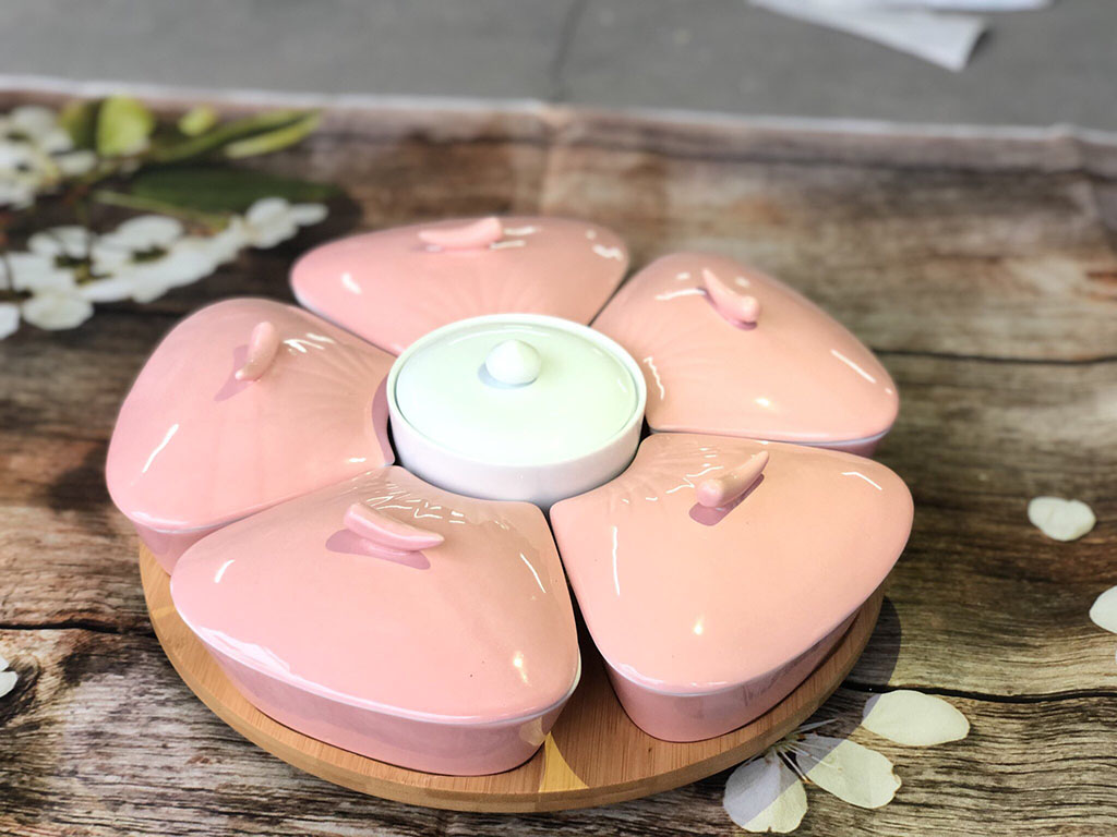 Khay mứt sứ men hồng 5 cánh đế gỗ 1